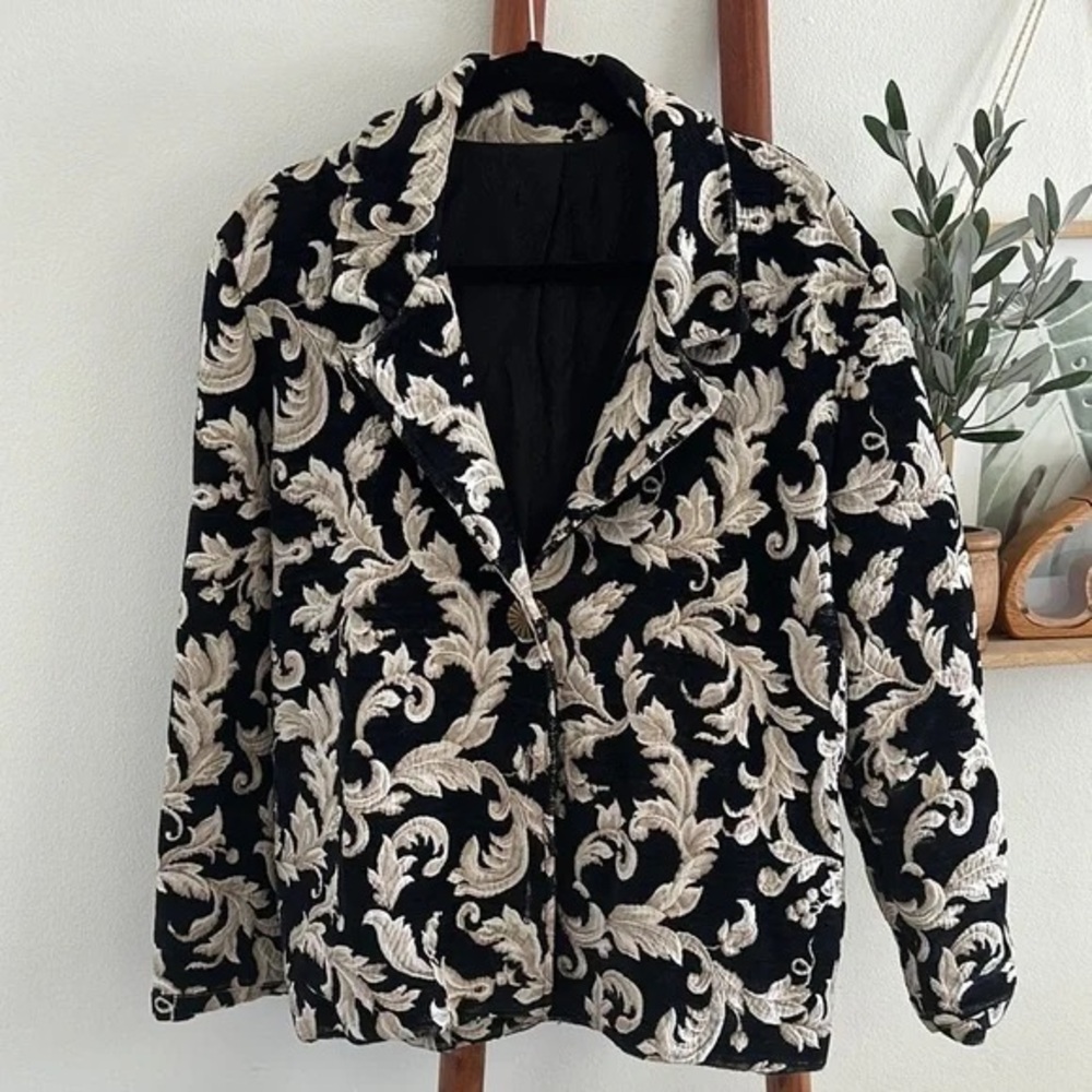 Painted Pony Black and White Women's Tapestry Coat.  Excellent condition